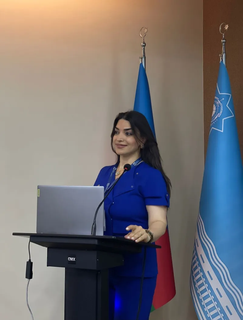 Dr. Günay Əhmədova elmi-praktik seminarda məruzə edir